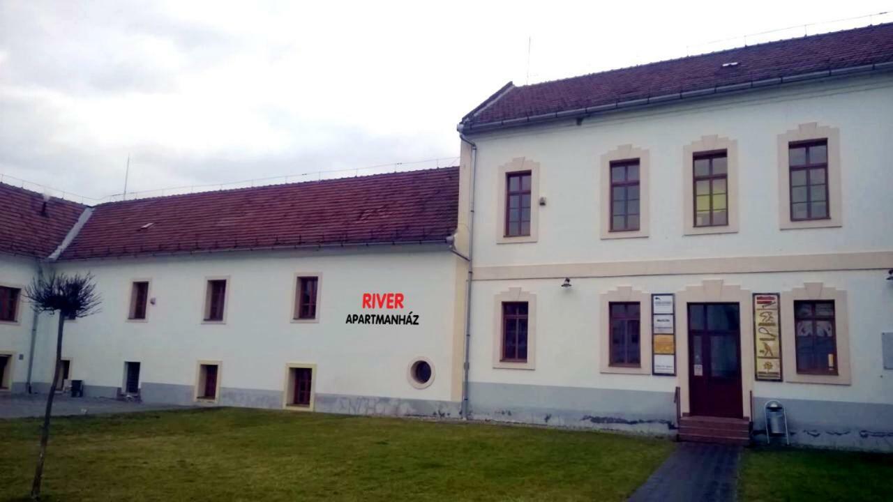 River Apartmanhaz Jászberény المظهر الخارجي الصورة